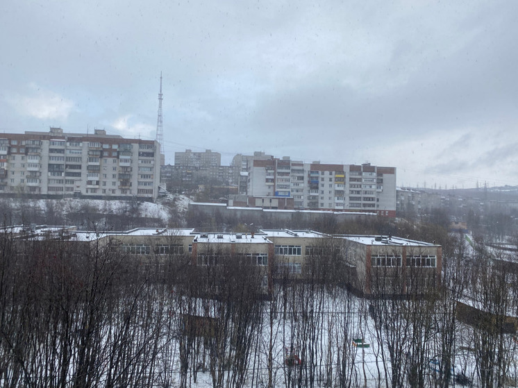 Град со снегом окутал Мурманск