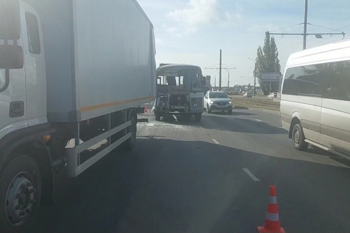 5 пассажиров маршрутки пострадали в массовом ДТП на улице Энгельса в Курске