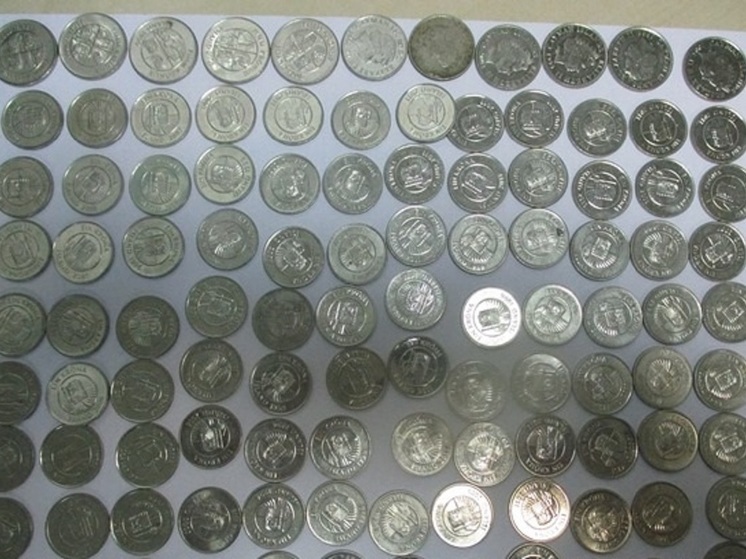 Почти 40 кг старинных монет пытался переправить через границу в Псковской области контрабандист