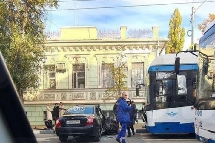 В Ростове водитель троллейбуса протаранил автомобиль в Нахичевани