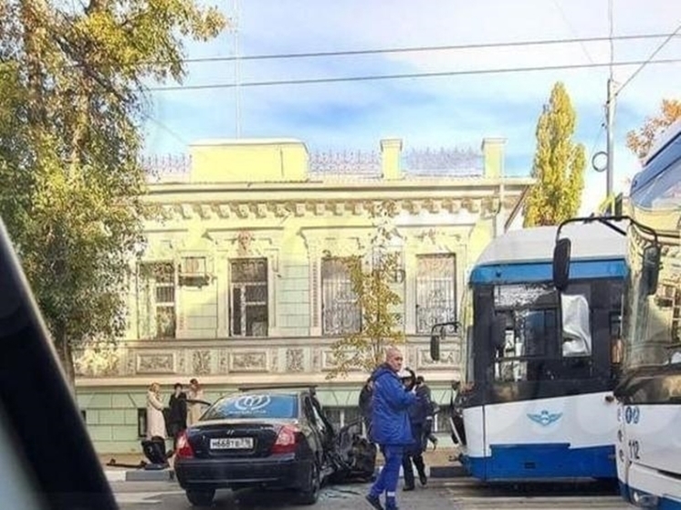 Два человека пострадали в ДТП с троллейбусом в Ростове