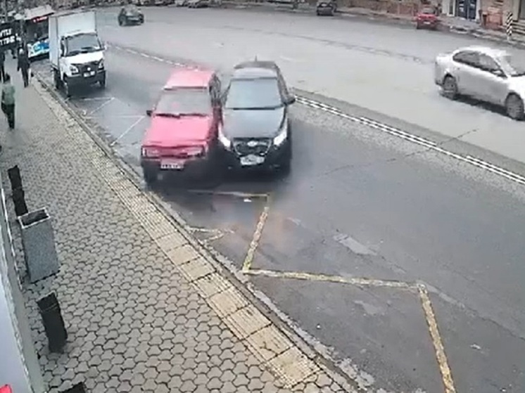 Опубликовано видео того, как машина протаранила кафе в центре Омска