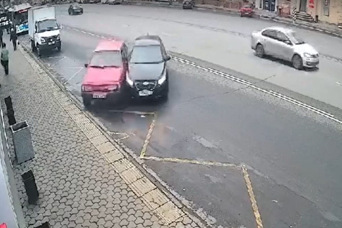 Опубликовано видео того, как машина протаранила кафе в центре Омска - МК  Омск