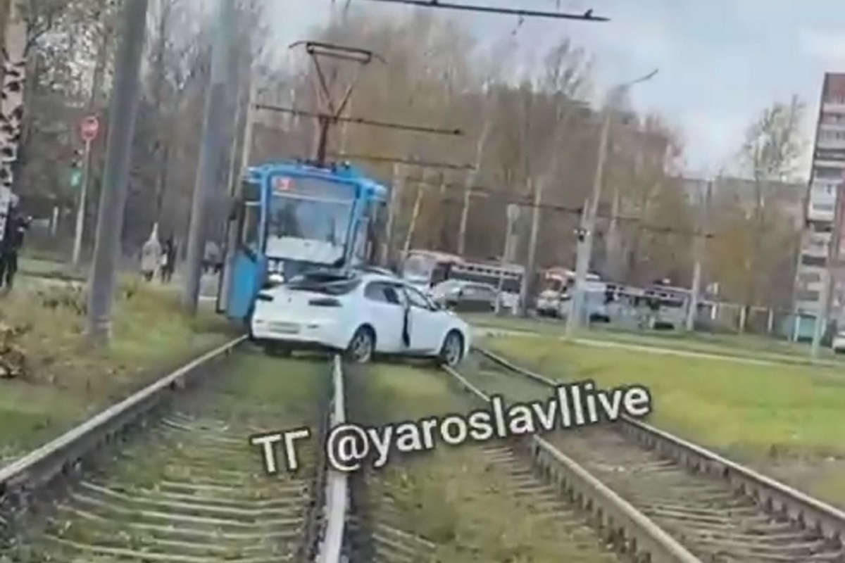 В Ярославле иномарка пошла на таран трамвая