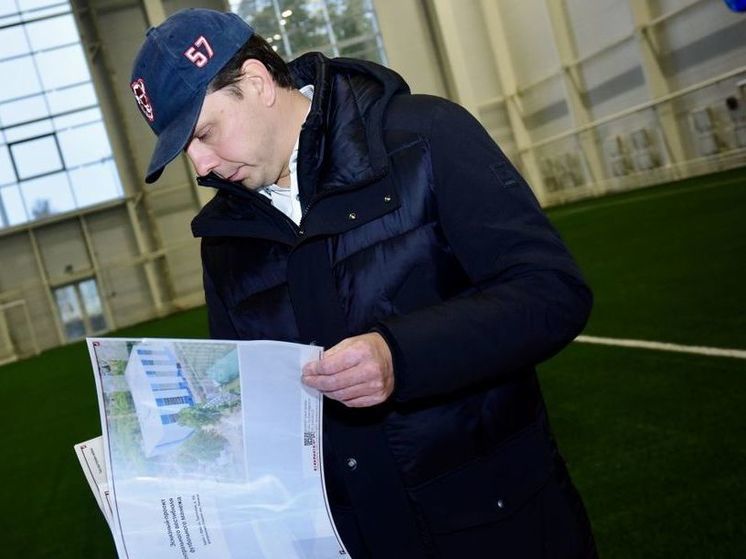 Клычков лично проверил ход строительства крытого футбольного манежа