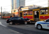 Утром, 19 октября, на проспекте Красноармейском в районе ТЦ «Первомайский» снова произошло ДТП. Водитель за рулем автомобиля влетел в остановку.