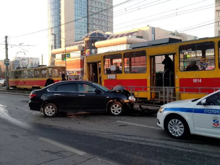 На Красноармейском проспекте в Барнауле автомобиль снова врезался в остановку