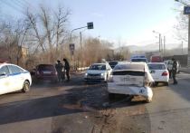 В Чите на улице Володарского утром 19 октября произошло ДТП с участием четырех автомобилей