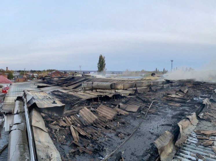 Почти пять часов тушили пожар на складах в Майкопе