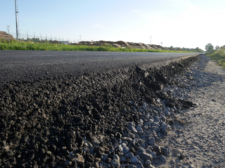 Дорогу в Тверскую область ремонтируют в Устюженском округе