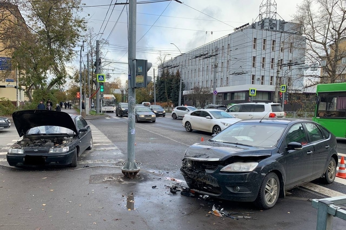 Два водителя госпитализированы с травмами после ДТП в Вологде - МК Вологда