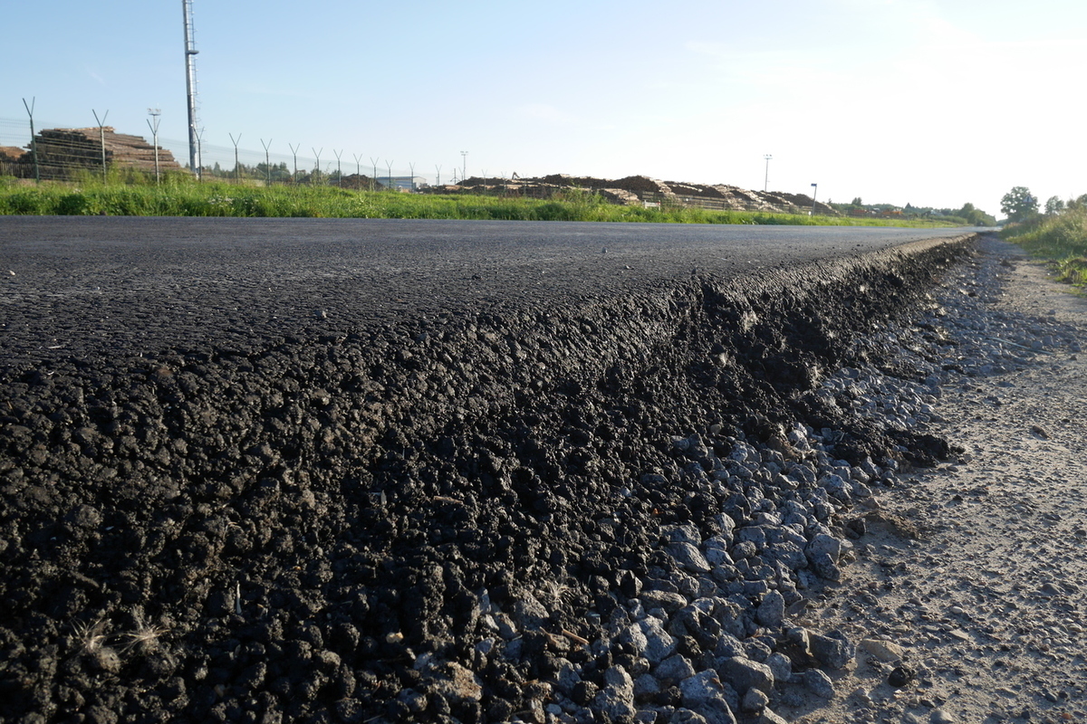Дорогу в Тверскую область ремонтируют в Устюженском округе
