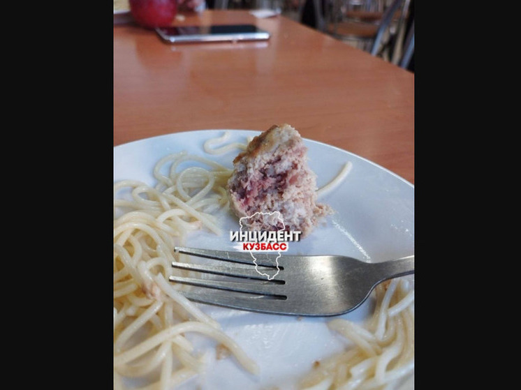 Кемеровчанина возмутила сырая еда в школе