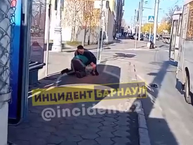 В Барнауле водитель и пассажир маршрутки устроили драку на Старом базаре