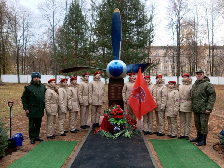 На Северном аэродроме в Иванове открыли памятник экипажу сбитого мятежниками самолёта