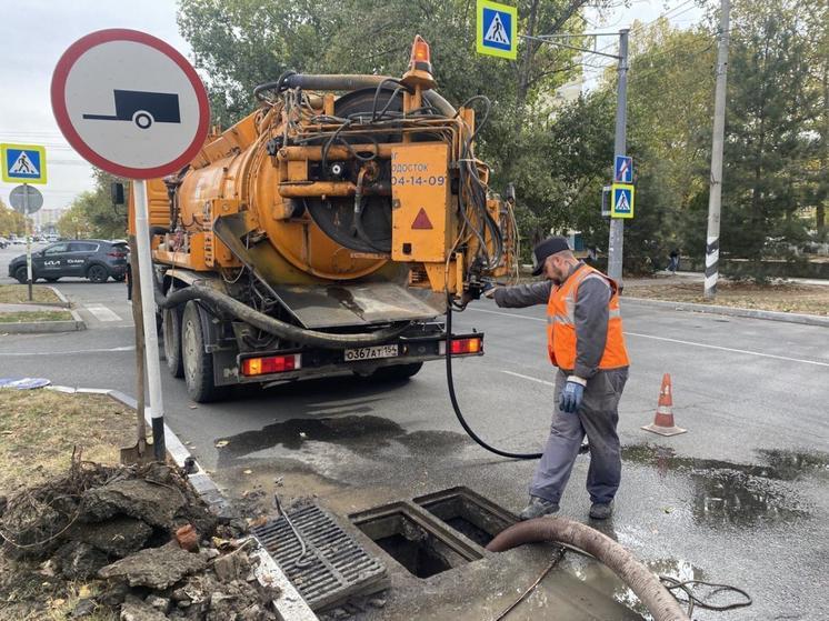 В Анапе очищают ливнеприёмные колодцы