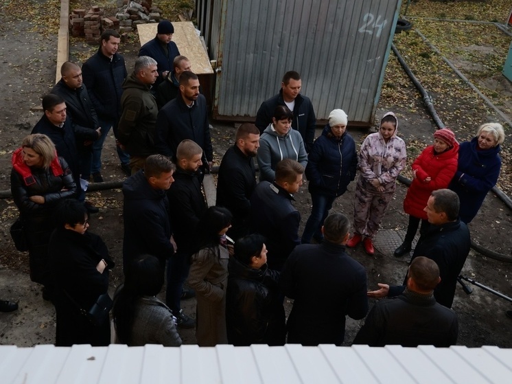 Гладков проверил ход ремонта двух бывших общежитий в Белгороде