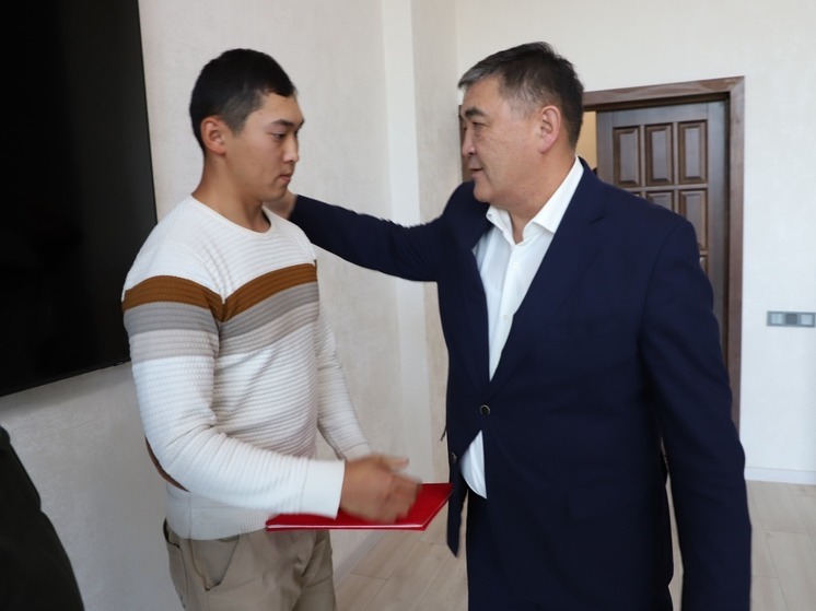 Камчыбек Ташиев вручил ключи от квартиры пограничнику