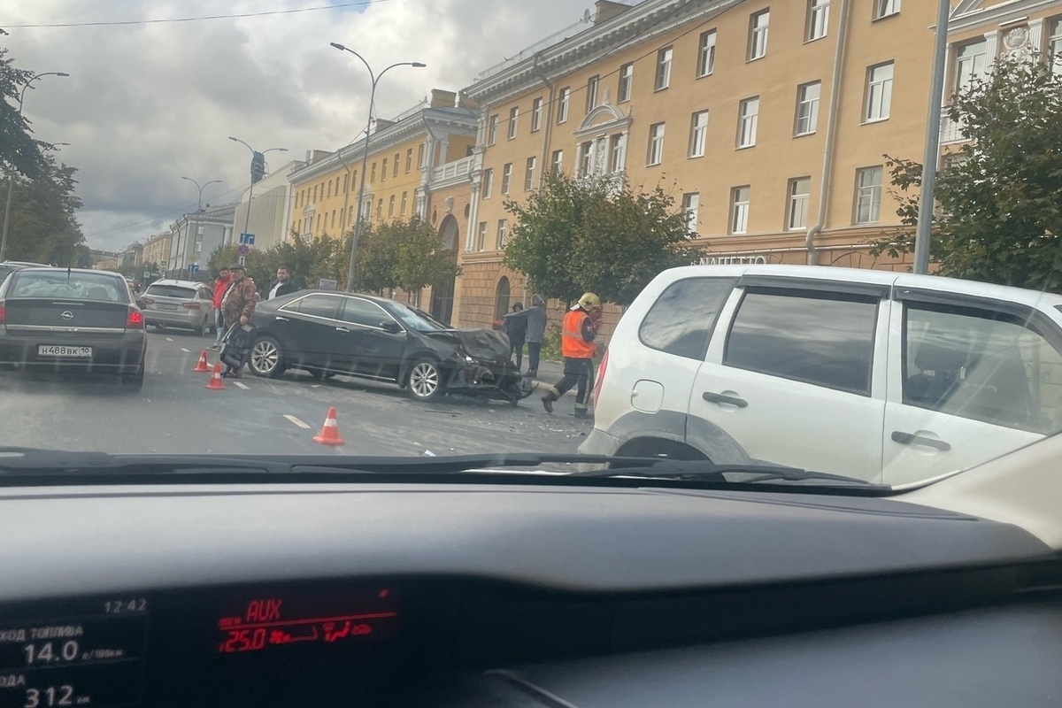 Две иномарки столкнулись на проспекте в центре Петрозаводска