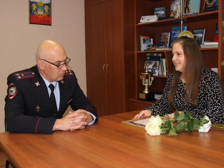 В Костроме наградили девушку задержавшую курьера телефонных аферистов
