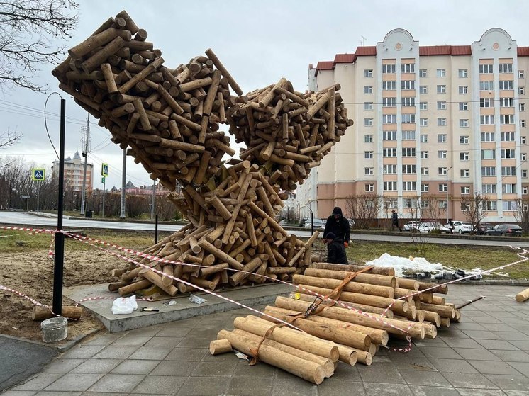 В центре Салехарда монтируют новый деревянный арт-объект