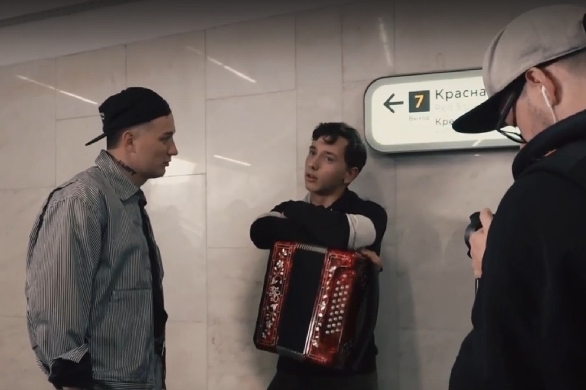 Галичский музыкант после выступления в столичном подземном переходе погасил долг банку