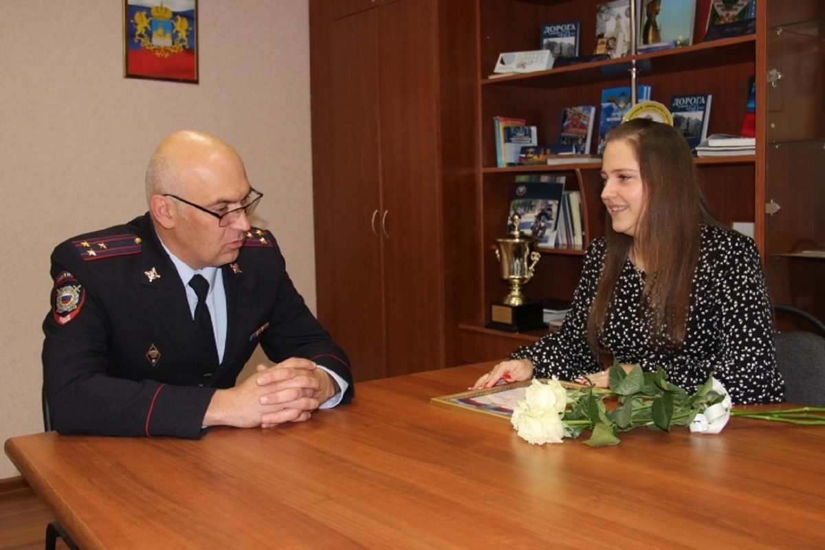 В Костроме наградили девушку задержавшую курьера телефонных аферистов
