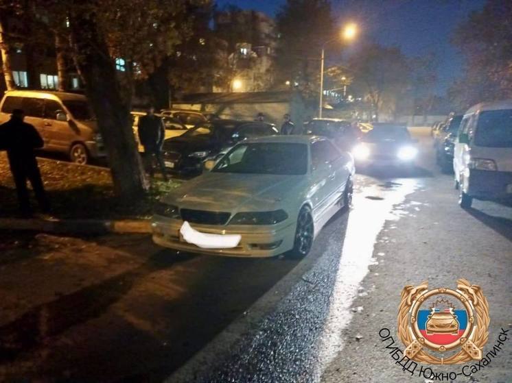 Пятилетний ребенок попал под колеса Toyota Mark II в Южно-Сахалинске