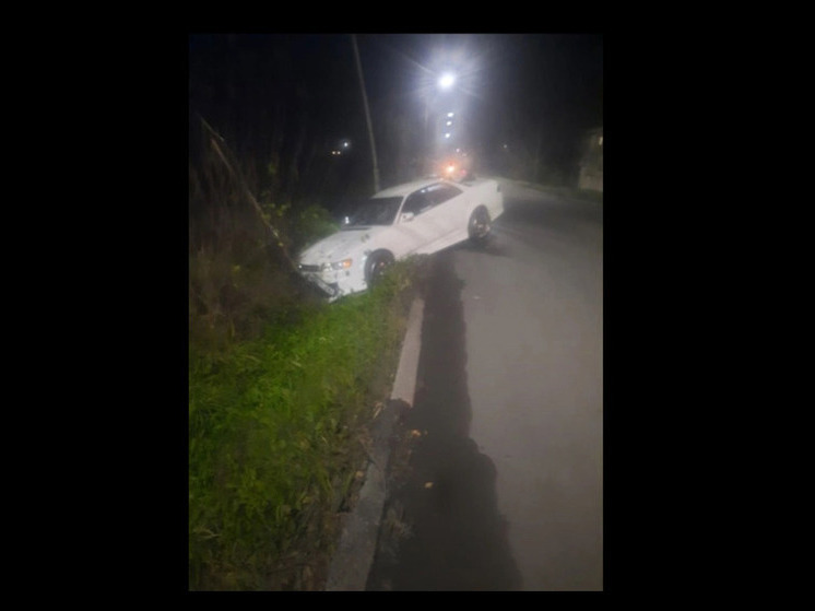 Автомобиль протаранил дорожный знак в Кузбассе