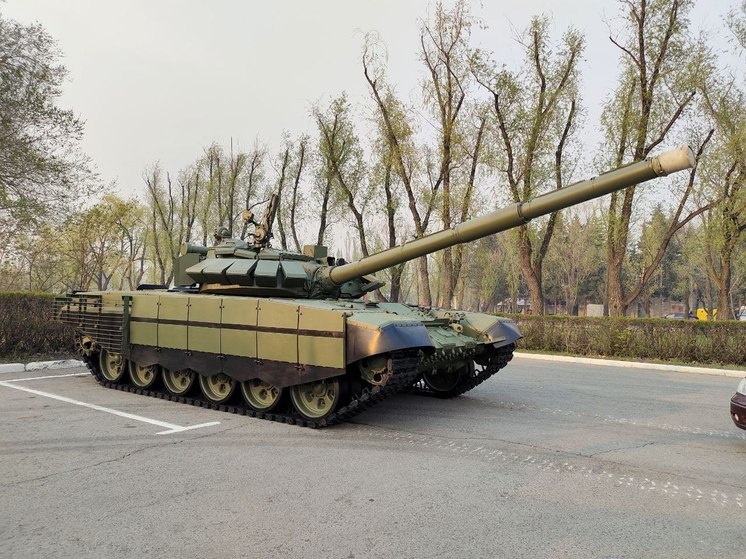 В зоне СВО заметили редкую модификацию танка Т-80, созданного в Омске