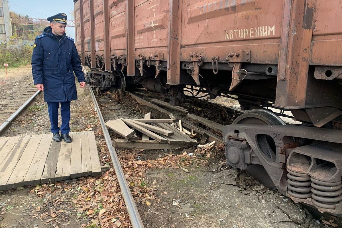 Костромские аварии: на проспекте Мира сошел с рельсов товарный вагон