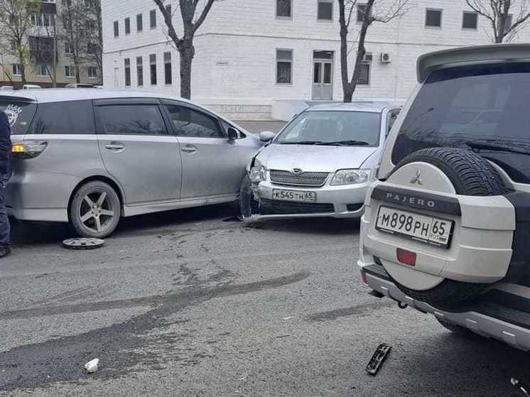 Два универсала жестко столкнулись на улице Ленина в Южно-Сахалинске