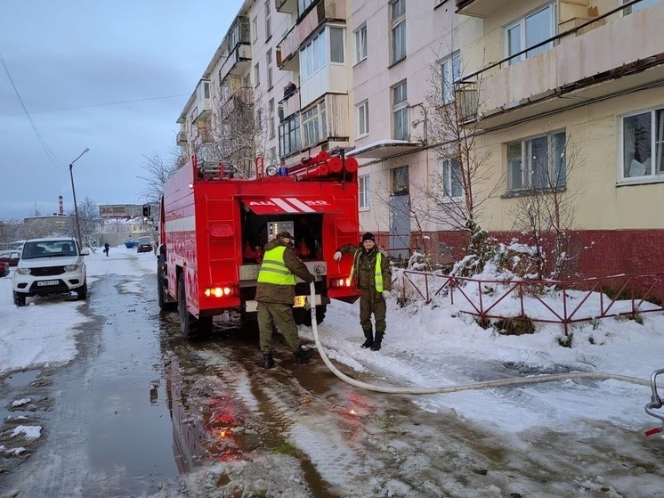 Человека спасли при пожаре в пятиэтажном доме в Никеле