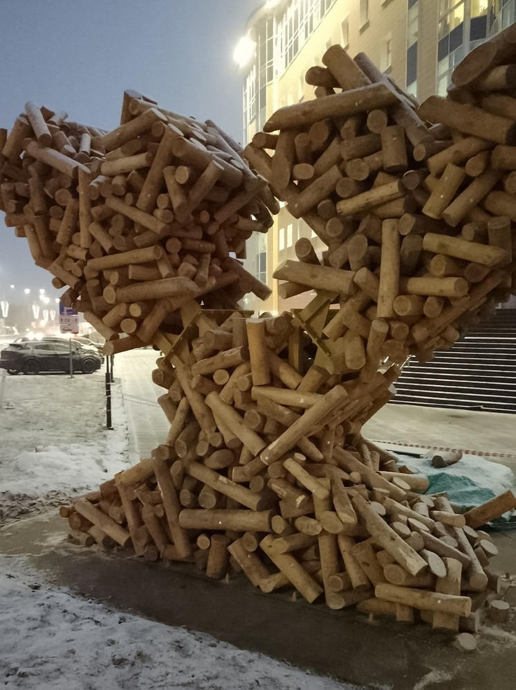 «Памятник печному отоплению»: в Салехарде бурно обсуждают новый деревянный арт-объект