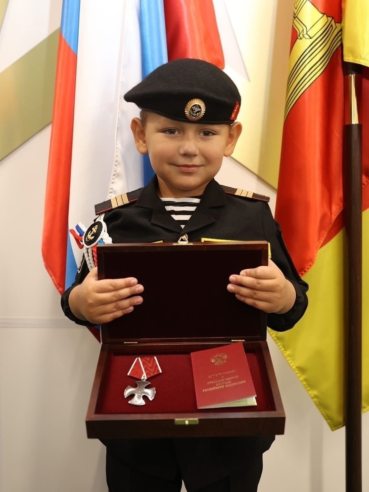 В Тверской области награду погибшего в СВО бойца получил его сын