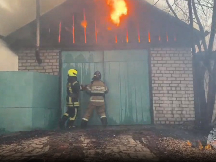 Баня и два гаража загорелись в Благовещенске