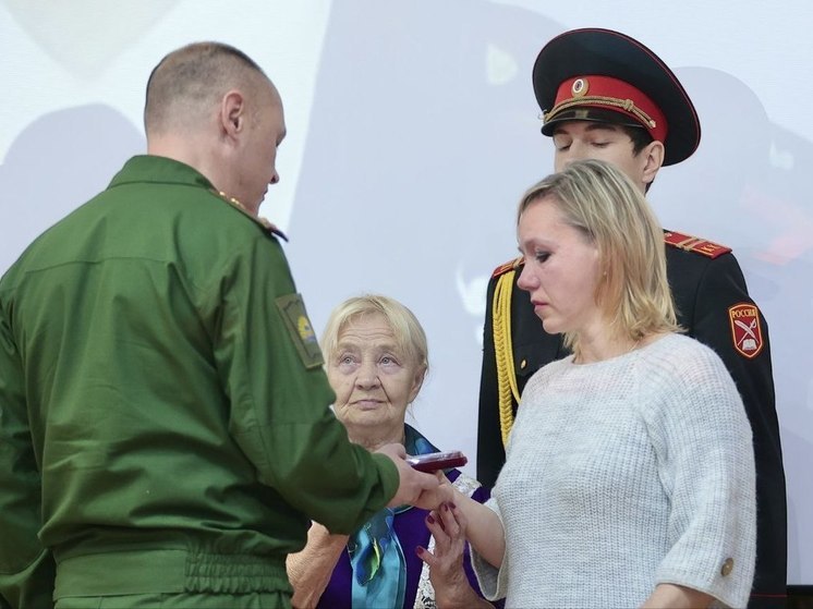 В Лабытнанги орден Мужества вручили родителям погибшего в СВО бойца
