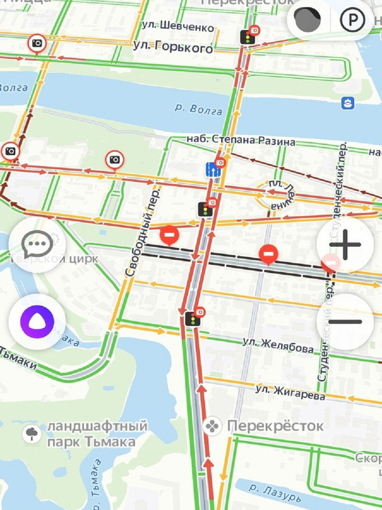 Тверь встала в огромную пятничную пробку: водители вновь обвиняют светофор на бульваре Радищева