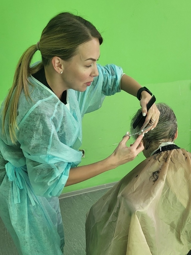 Волонтеры постригли пациентов паллиативного центра в Петрозаводске