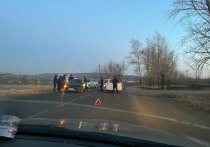 На улице Проезд Авиаторов в Чите возле городского аэропорта вечером 21 октября столкнулись три автомобиля. Об аварии «МК в Чите» сообщил очевидец.