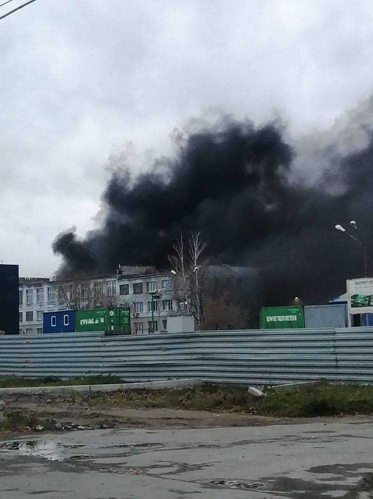 В Новосибирске загорелся склад на улице Станционная