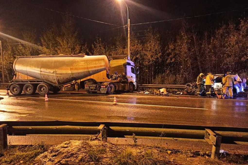 Вследствие ДТП на Горском шоссе в Петербурге погибли водитель и пассажир машины