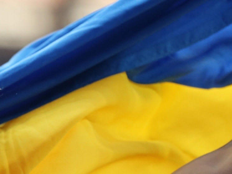 Страна: мужчина при всех разорвал украинский флаг в Одессе