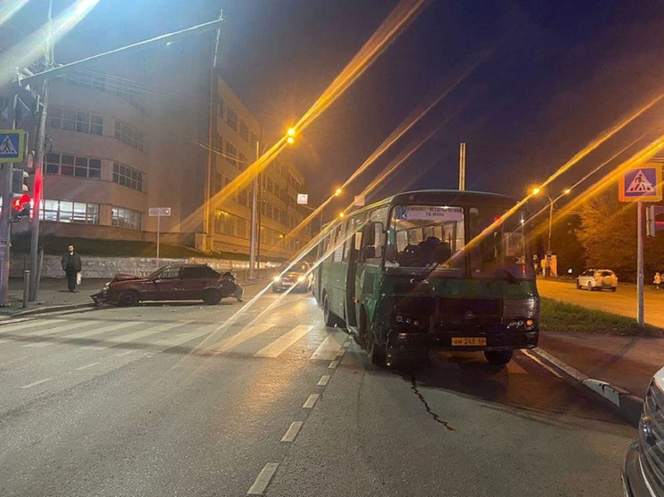 Автобус врезался в иномарку в Екатеринбурге