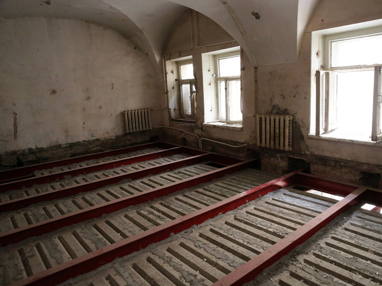 В Крестцах реставрируют кирпичный дом 1930-х годов постройки