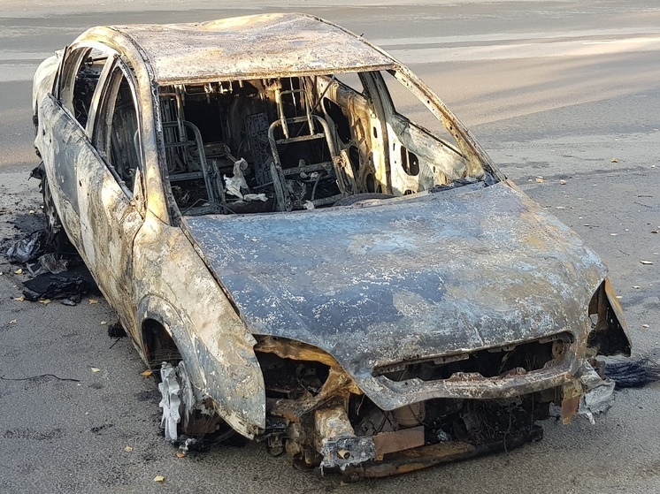 Сгоревший автомобиль на парковке беспокоит жителей Петрозаводска