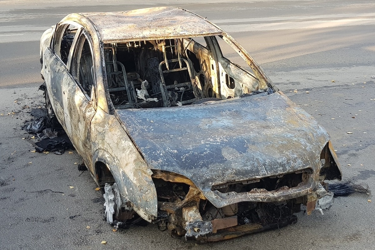 Сгоревший автомобиль на парковке беспокоит жителей Петрозаводска - МК  Карелия