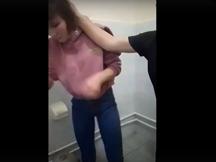 Буллинг в Омском детском доме: подростка избили и заставили мыть руками унитазы