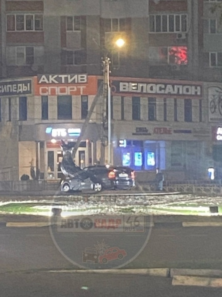 В Курске автомобиль врезался в велосалон на кольце возле ТЦ «Бумеранг»