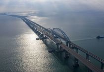 Движение машин по Крымскому мосту в сторону Керчи временно перекрыли в воскресенье утром